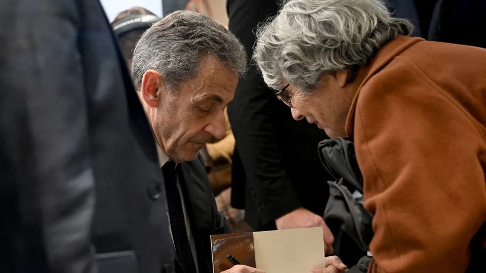 The Hardest Bed He Ever Felt: Sarkozy’s 213-Page Memoir of 20 Days in La Santé - Image 2