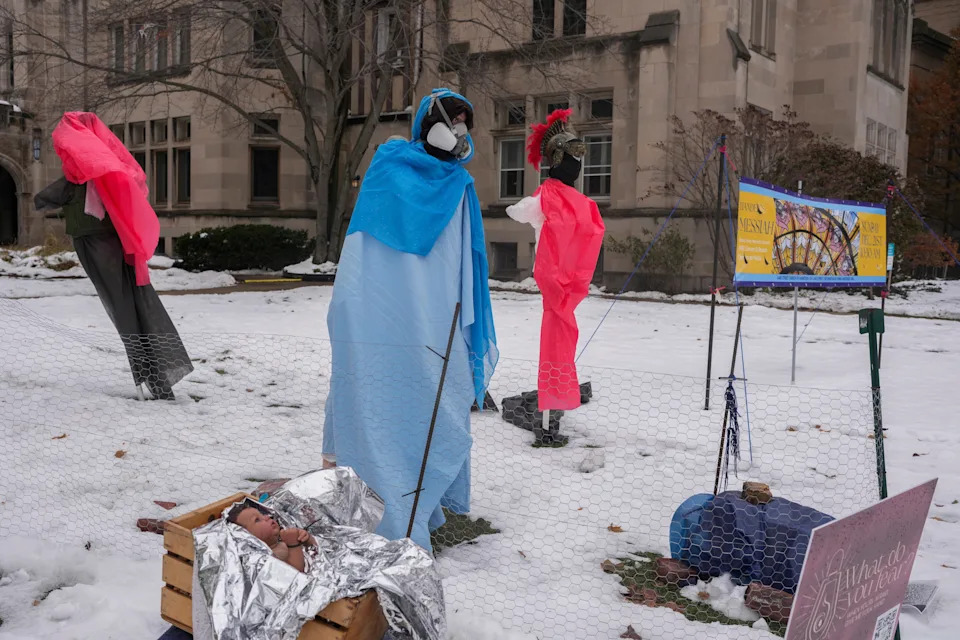 Churches Recast Nativity Scenes With Zip Ties, Gas Masks and “ICE” to Protest Immigration Raids - Image 2