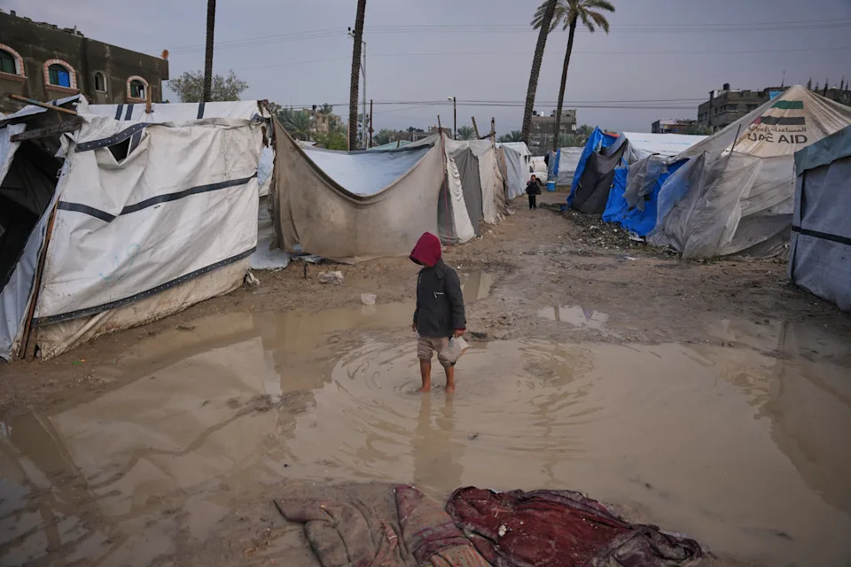 Thunderstorms Flood Gaza Tent Camps, Deepening Hardship for Displaced Palestinians - Image 7