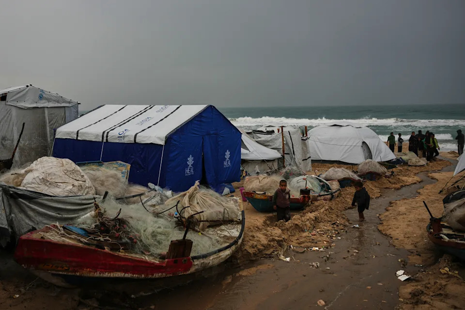 Thunderstorms Flood Gaza Tent Camps, Deepening Hardship for Displaced Palestinians - Image 9