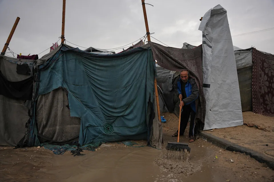 Thunderstorms Flood Gaza Tent Camps, Deepening Hardship for Displaced Palestinians - Image 10