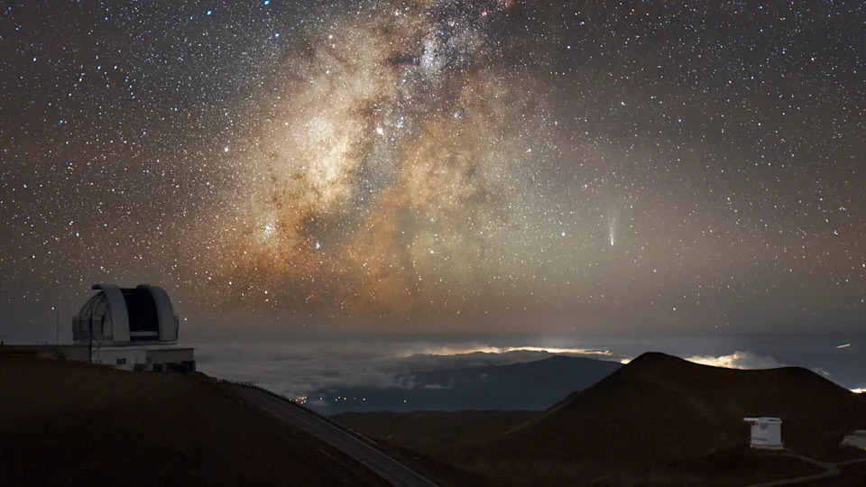 Comet Lemmon Lights Up Mauna Kea as the Milky Way Glows Behind It — Space Photo of the Day, Dec. 12, 2025 - Image 1