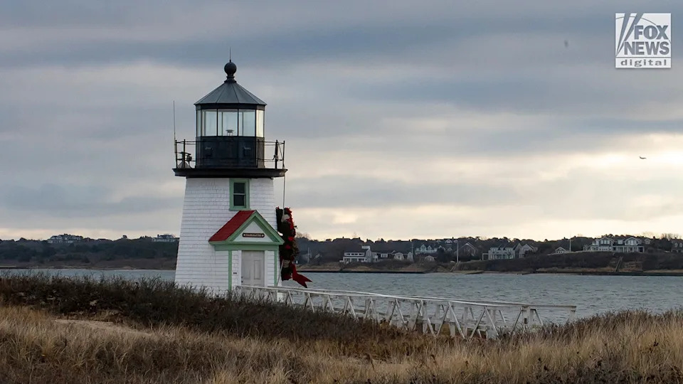 Brawl Erupts During Nantucket Christmas Stroll as Santa Arrives - Image 1