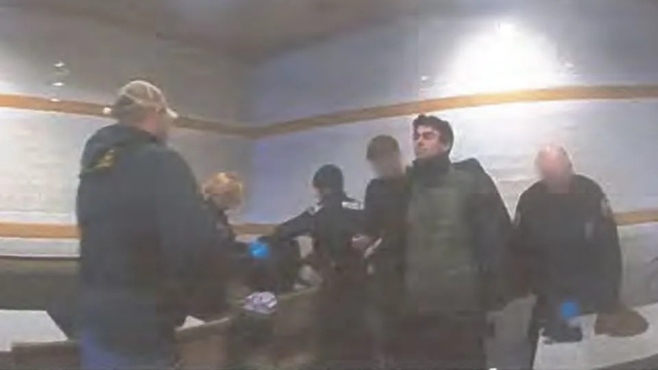 What We Learned at Luigi Mangione’s Pre‑Trial Hearing: Fake ID, Backpack Evidence and an 11‑Minute Bodycam Gap - Image 1