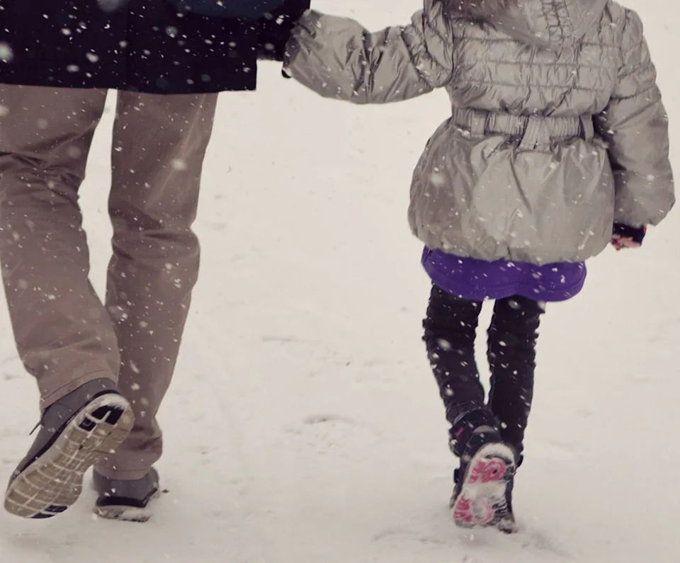 Good Samaritan Goes Viral After Escorting 6-Year-Old Through Michigan Snow; Police Investigate - Image 1