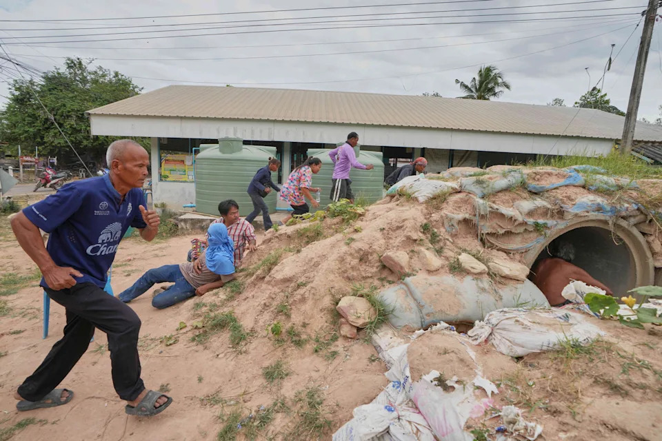 Thai Villagers Remain Behind to Guard Empty Homes as Border Clashes Force Mass Evacuations - Image 3