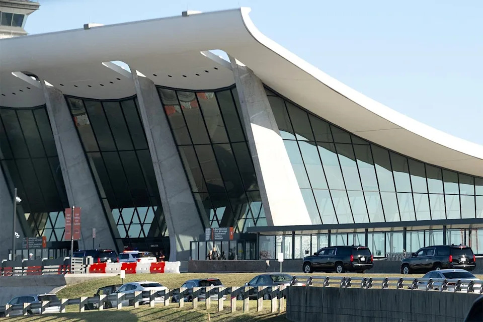 United Flight 803 Returns to Dulles After Engine Power Loss Ignites Brush Fire — No Injuries - Image 1