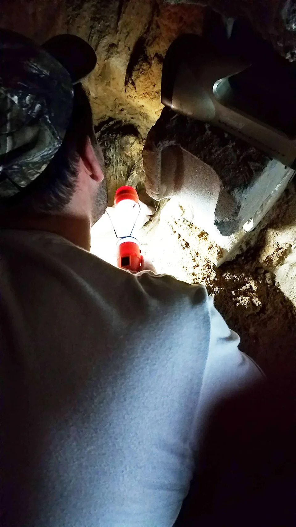 Brothers Dig Up Grandfather’s Remains in Basement, Uncover Decades of Family Secrets - Image 11