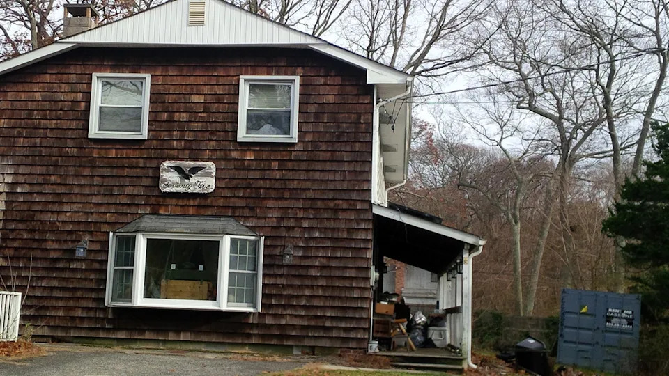 Brothers Dig Up Grandfather’s Remains in Basement, Uncover Decades of Family Secrets - Image 12