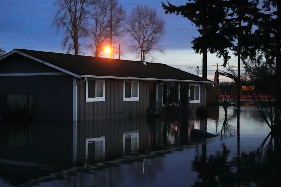 Photos: Arctic Blast Chills Northern US While Pacific Northwest Battles Flood Aftermath - Image 3