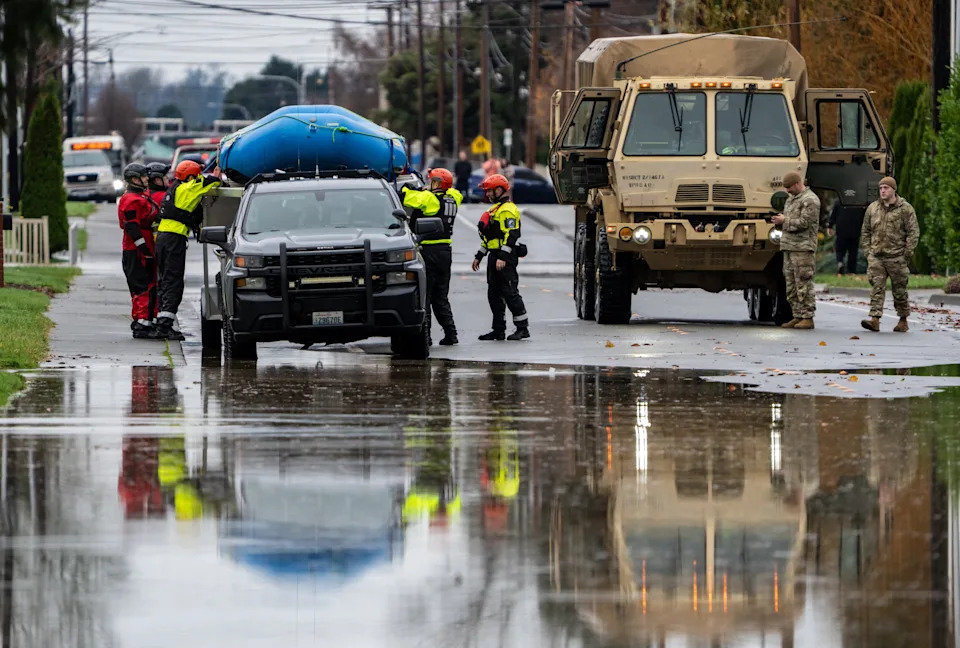 Photos: Arctic Blast Chills Northern US While Pacific Northwest Battles Flood Aftermath - Image 8
