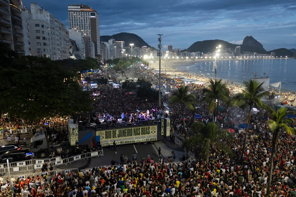 Mass Protests Across Brazil Reject Bill That Could Cut Bolsonaro’s Prison Time - Image 2