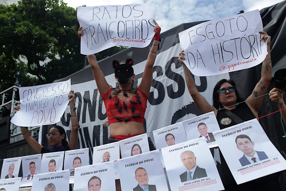 Mass Protests Across Brazil Reject Bill That Could Cut Bolsonaro’s Prison Time - Image 3