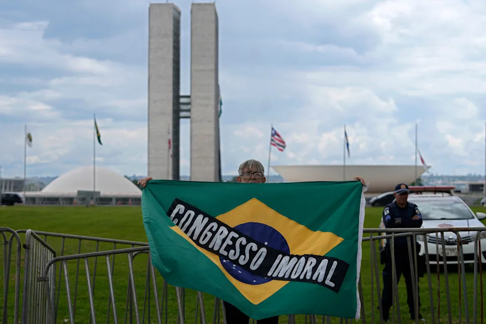 Mass Protests Across Brazil Reject Bill That Could Cut Bolsonaro’s Prison Time - Image 4