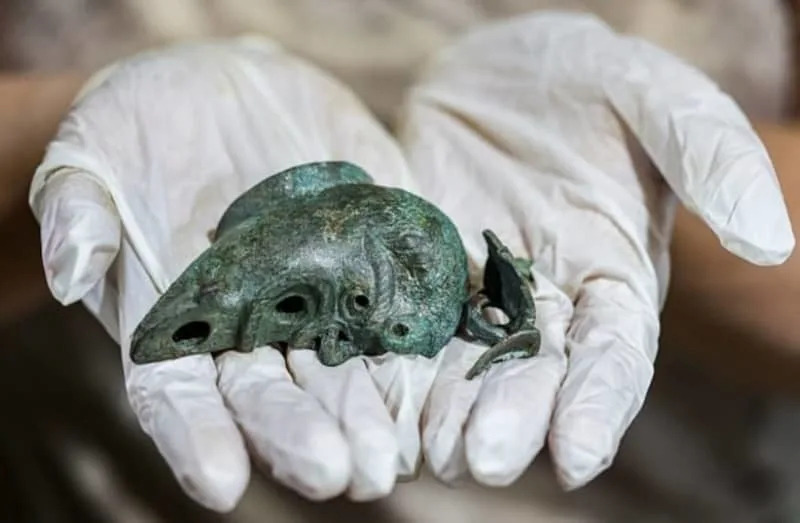 Hasmonean Oil Lamp and Second Temple Stylus Discovered Near Jerusalem on First Night of Hanukkah - Image 1