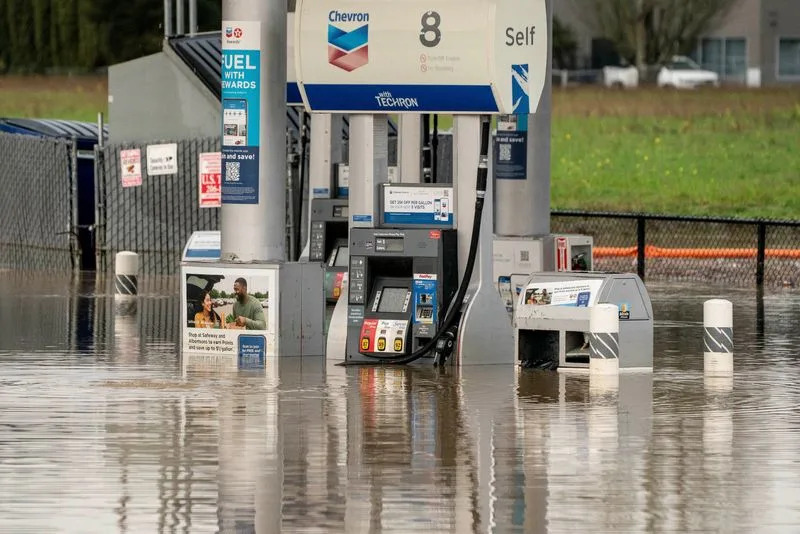 Levee Breach Near Seattle Sparks Flash Flood Warning, Evacuations for 46,000 - Image 1