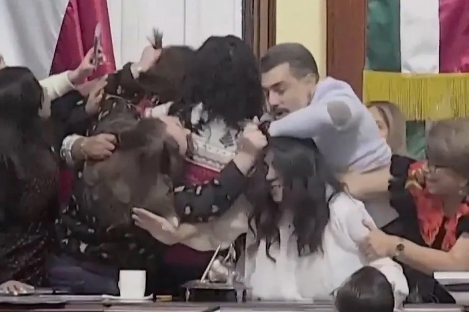 Podium Brawl Erupts at Mexico City Congress Over Transparency Shakeup - Image 1