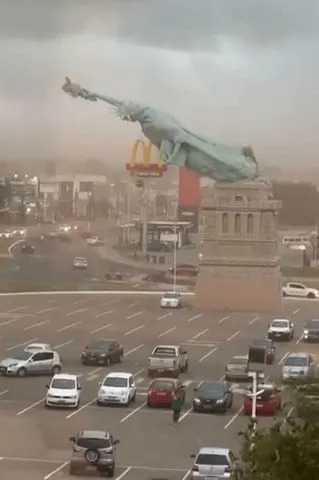 114-Foot Statue of Liberty Replica Collapses in Brazil Amid 50–56 mph Winds - Image 1