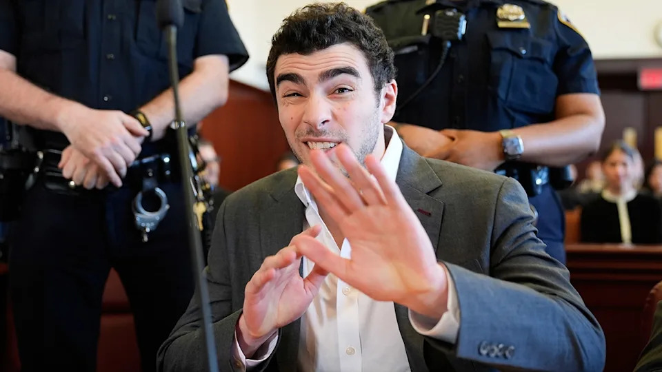 Smiles in Court: Mangione’s Defense Says Pennsylvania Police Violated His Rights After Altoona McDonald’s Arrest - Image 1