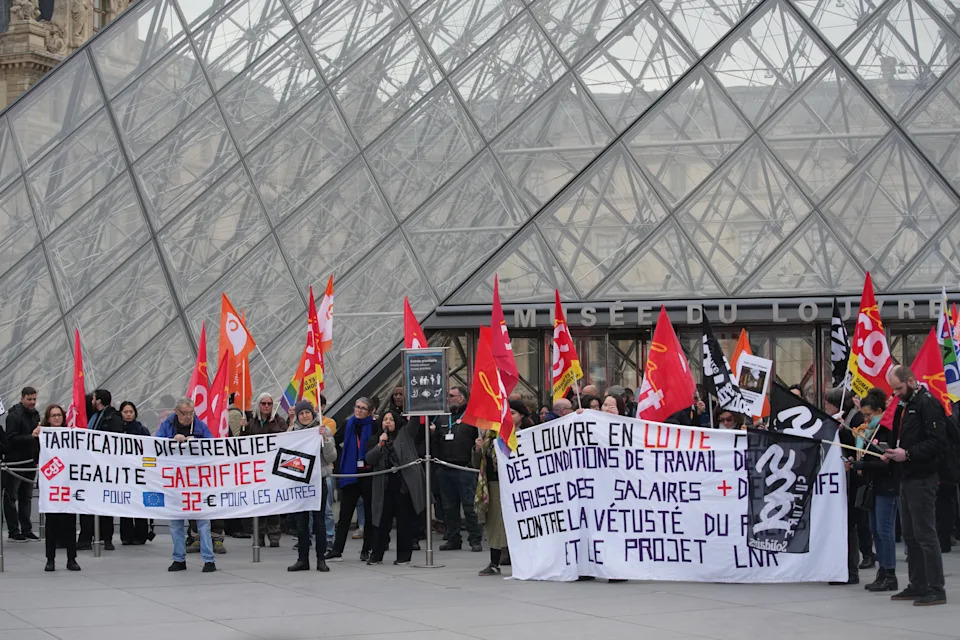 Louvre Staff Extend Strike as Museum Reopens a Limited 'Masterpiece Route' - Image 1