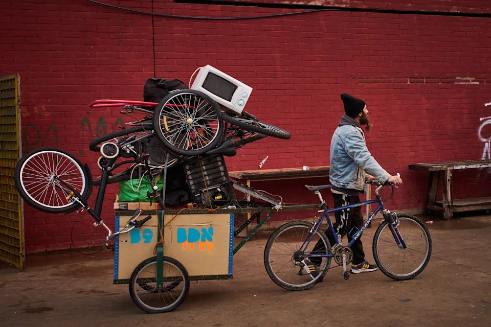 About 400 Migrants Evicted From Unsafe Squat Near Barcelona as Winter Approaches - Image 4