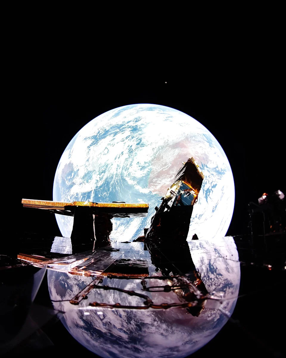 Stunning Space Photography of the Year: Webb’s Einstein Ring, Giant Magellan Rising, Lunar Firsts and More - Image 4