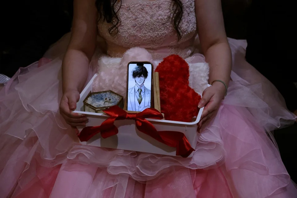 Japanese Woman Marries AI Chatbot Modeled on Video‑Game Character — Rings Exchanged via AR Glasses - Image 1