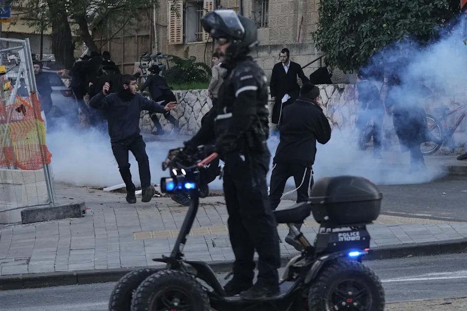 Parking Ticket Sparks Violent Clash in Jerusalem Ultra‑Orthodox Quarter; 13 Officers Injured - Image 1