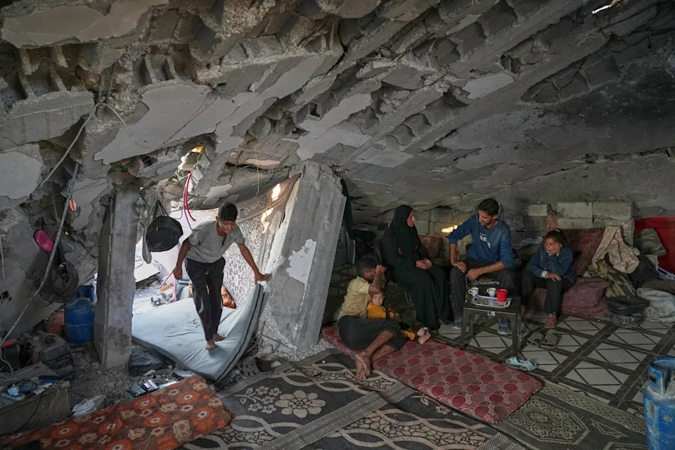 Photo Essay: Gaza Families Rebuild Lives Amid Rubble As Fragile Truce Holds - Image 3