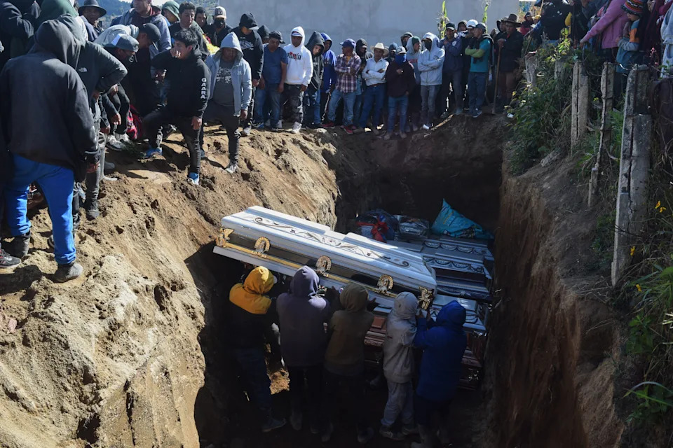 Top Photos This Week — Dec. 12–18, 2025: Mexico Pilgrims, Kast’s Chile Victory & Guatemala Burials - Image 2