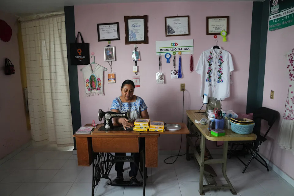 Top Photos This Week — Dec. 12–18, 2025: Mexico Pilgrims, Kast’s Chile Victory & Guatemala Burials - Image 4