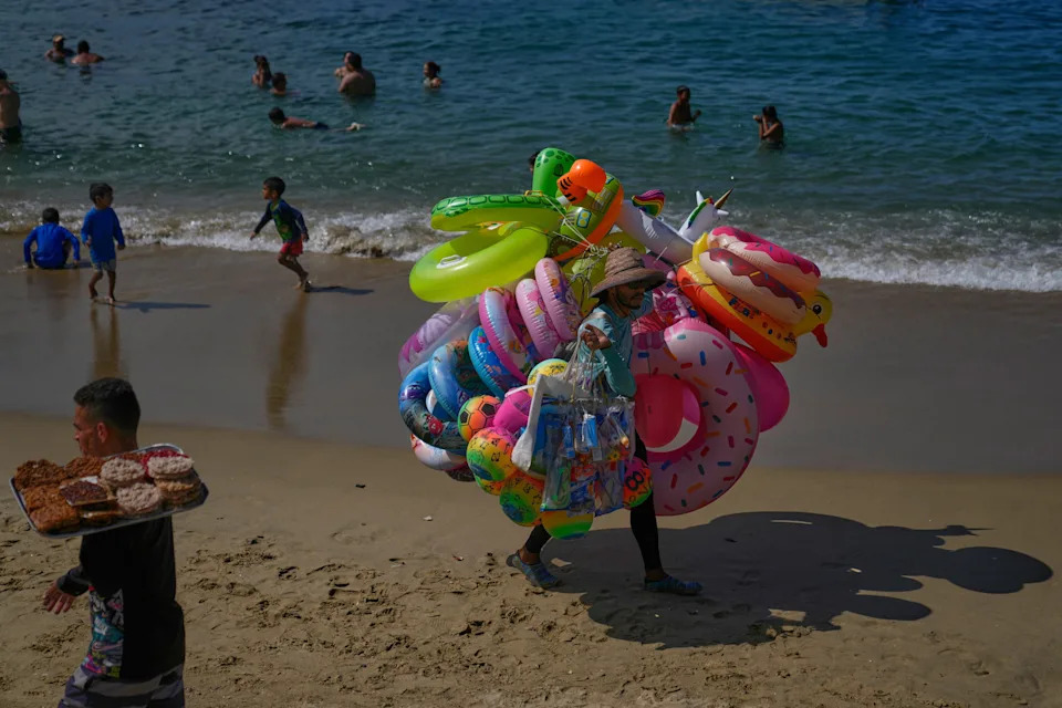 Top Photos This Week — Dec. 12–18, 2025: Mexico Pilgrims, Kast’s Chile Victory & Guatemala Burials - Image 6