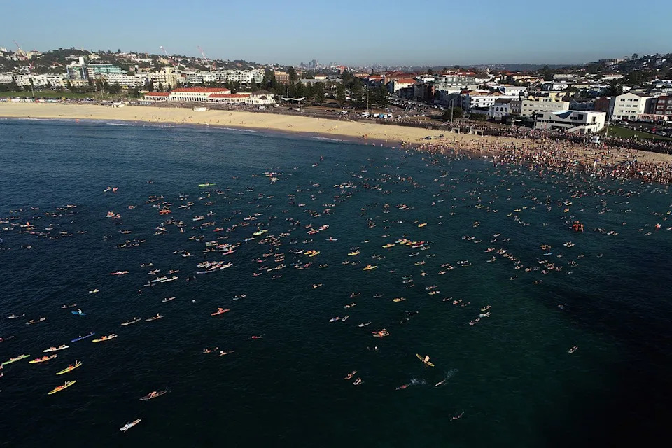 Thousands Paddle Out at Bondi Beach to Honor Hanukkah Mass Shooting Victims - Image 1