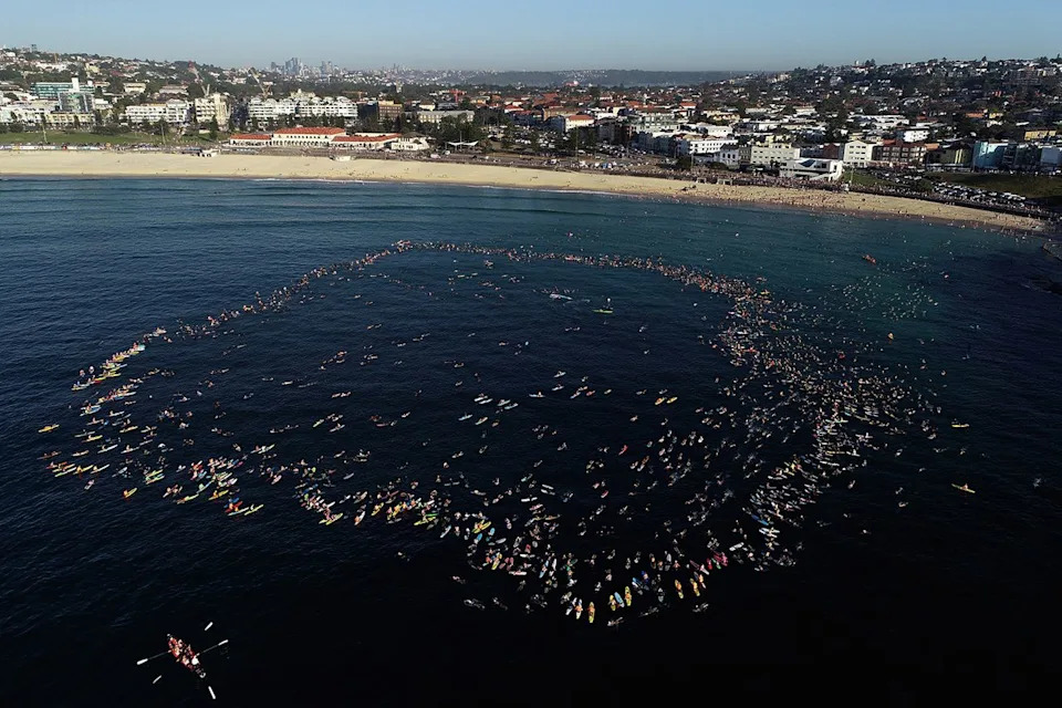 Thousands Paddle Out at Bondi Beach to Honor Hanukkah Mass Shooting Victims - Image 2