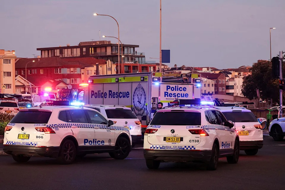 Thousands Paddle Out at Bondi Beach to Honor Hanukkah Mass Shooting Victims - Image 3