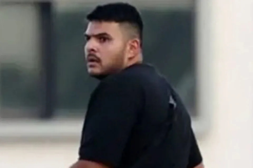 Thousands Paddle Out at Bondi Beach to Honor Hanukkah Mass Shooting Victims - Image 4
