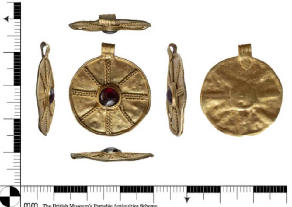 Rare 7th‑Century Gold Hoard Found in Lincolnshire Raises Possibility of 'Ritual Killing' - Image 1