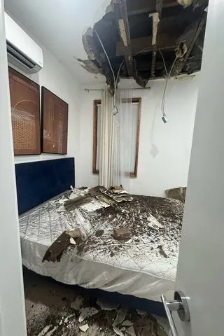 Small Ceiling Crack Escalates to Danger: NYC Intern's Ceiling Collapses After 'Chilling' Grumble - Image 2