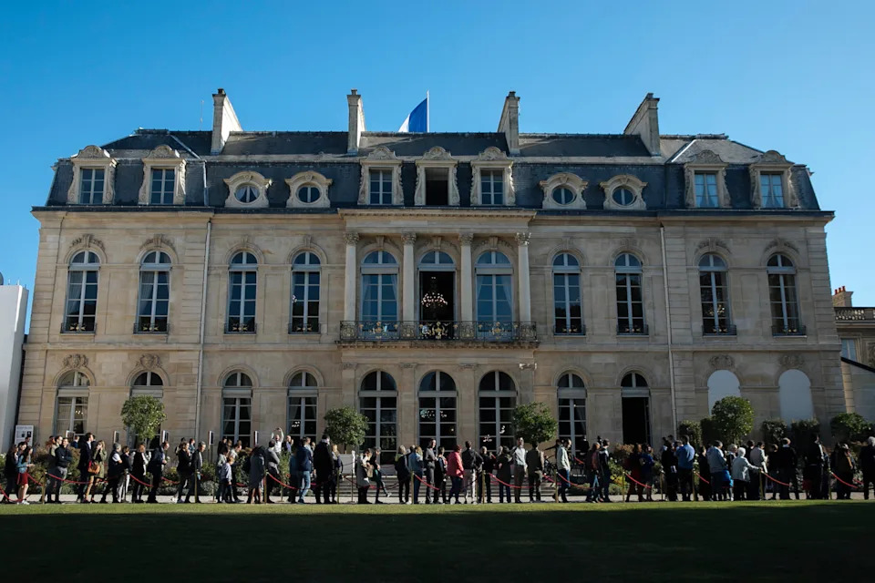 Élysée Palace Steward Arrested After Hundreds of Silverware Items Found for Sale Online - Image 1
