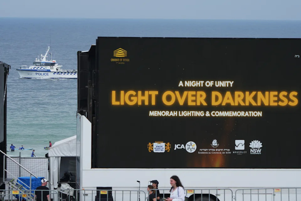 Over 10,000 Mourn at Bondi Beach One Week After Antisemitic Massacre; Calls Intensify for Tougher Gun Laws - Image 4