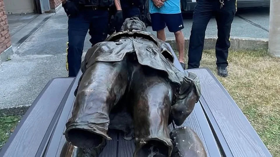 She Found the Stolen Amelia Earhart Statue — Then Faced Suspicion and No Reward - Image 1