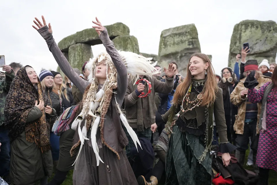 Sunrise and Celebration: Thousands Gather at Stonehenge to Mark the Winter Solstice - Image 1