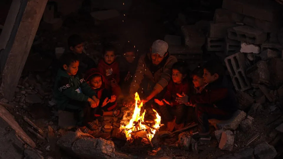 Soaked Tents or Collapsing Ruins: Gazans Face a Harrowing Winter Choice - Image 2