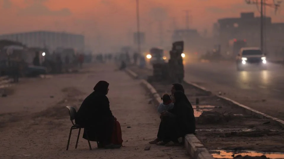 Soaked Tents or Collapsing Ruins: Gazans Face a Harrowing Winter Choice - Image 3