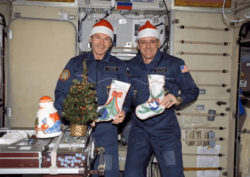 Nine Festive Holiday Celebrations Aboard the ISS: 25 Years of Space-Station Traditions - Image 2