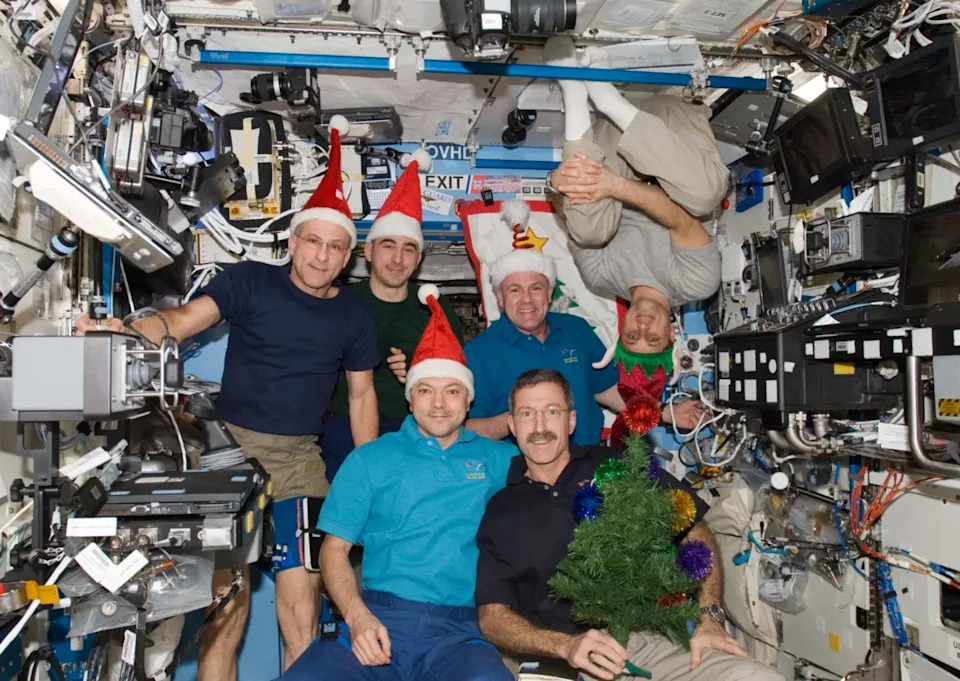 Nine Festive Holiday Celebrations Aboard the ISS: 25 Years of Space-Station Traditions - Image 3