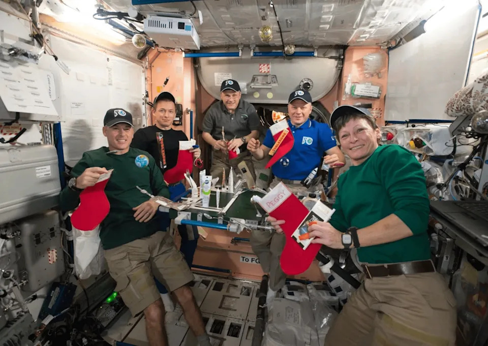 Nine Festive Holiday Celebrations Aboard the ISS: 25 Years of Space-Station Traditions - Image 5