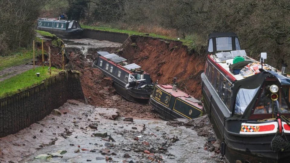Massive 50m Sinkhole Opens in Shropshire Canal, Swallowing Boats and Sparking Major Rescue - Image 1
