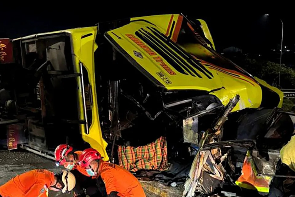 At Least 16 Dead After Passenger Bus Strikes Guardrail and Overturns on Semarang Tollway - Image 1