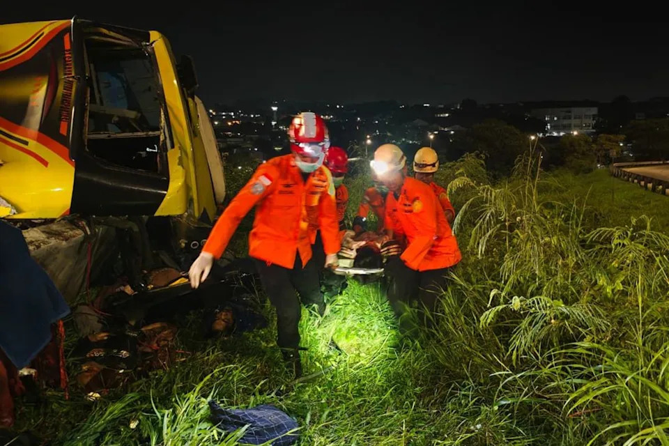 At Least 16 Dead After Passenger Bus Strikes Guardrail and Overturns on Semarang Tollway - Image 2